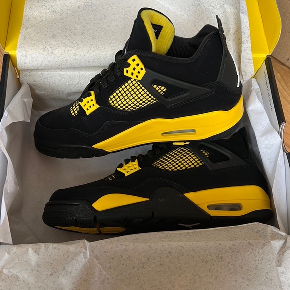 Air Jordan Retro 4 Thunder 2023 - Picture 6 of 7